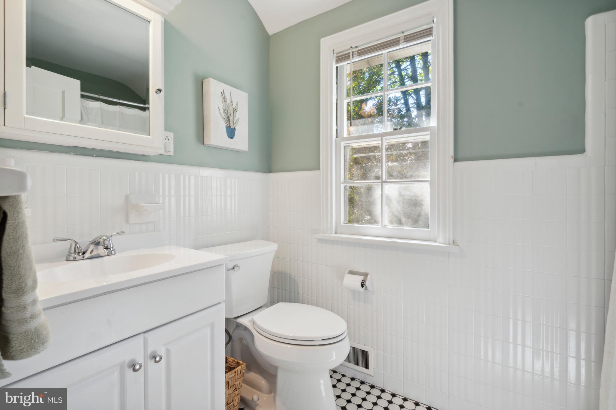 7800 Linden Road Glenside, PA 19038 - Photo 27 of 43 Hall Bath with Shower Over Tub