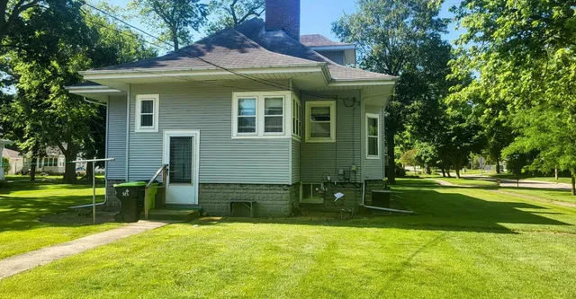 a view of a house with a yard
