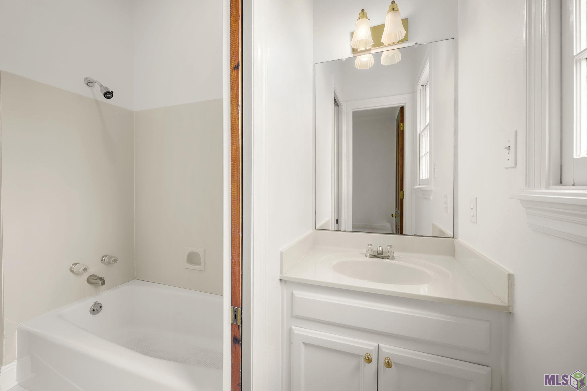 5515 North Pointer Court Baton Rouge, LA 70808 - Photo 32 of 47 Jack & Jill Bathroom