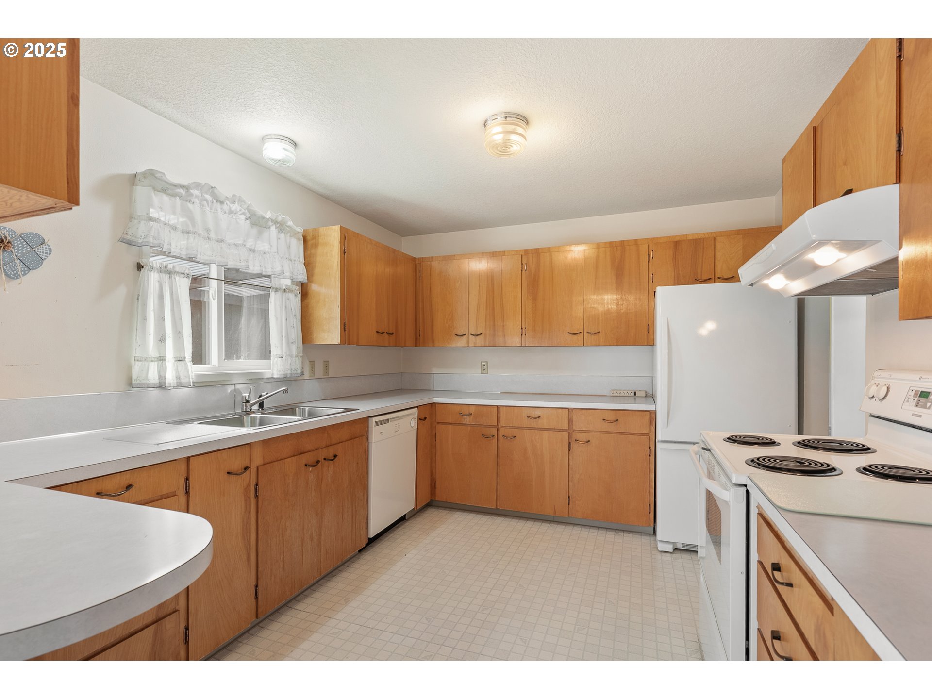 1088 Nopal Street Florence, OR 97439 - Photo 14 of 37 a kitchen with granite countertop a sink stainless steel appliances and cabinets
