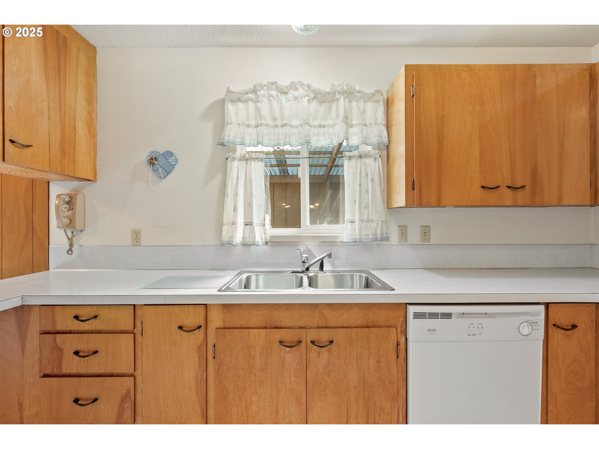 1088 Nopal Street Florence, OR 97439 - Photo 15 of 37 a bathroom with a sink and a mirror
