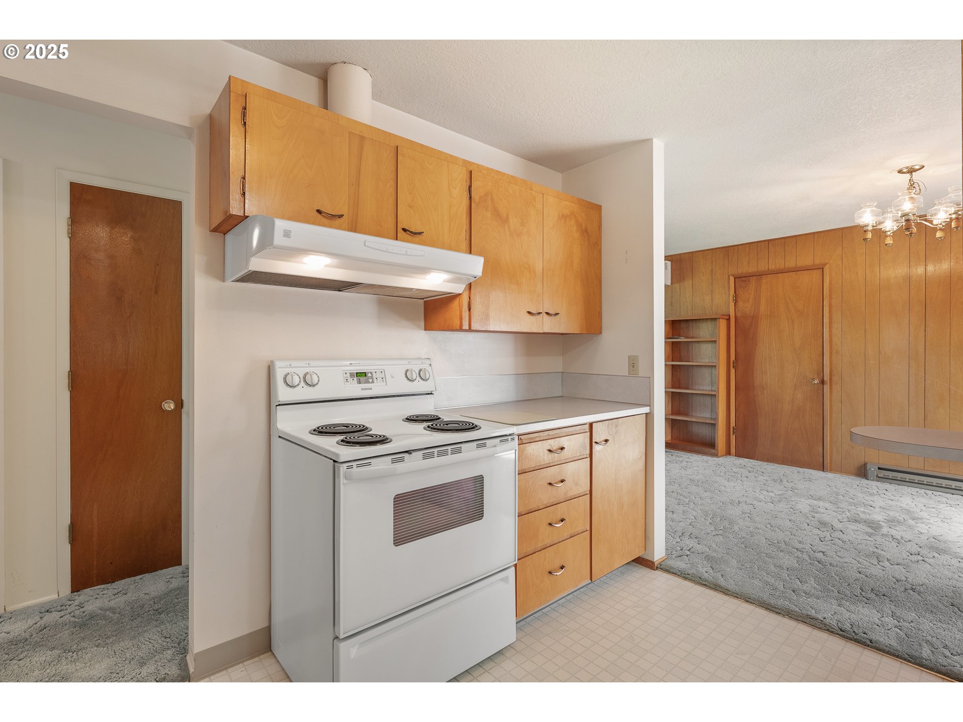 1088 Nopal Street Florence, OR 97439 - Photo 17 of 37 a kitchen with a stove and a microwave