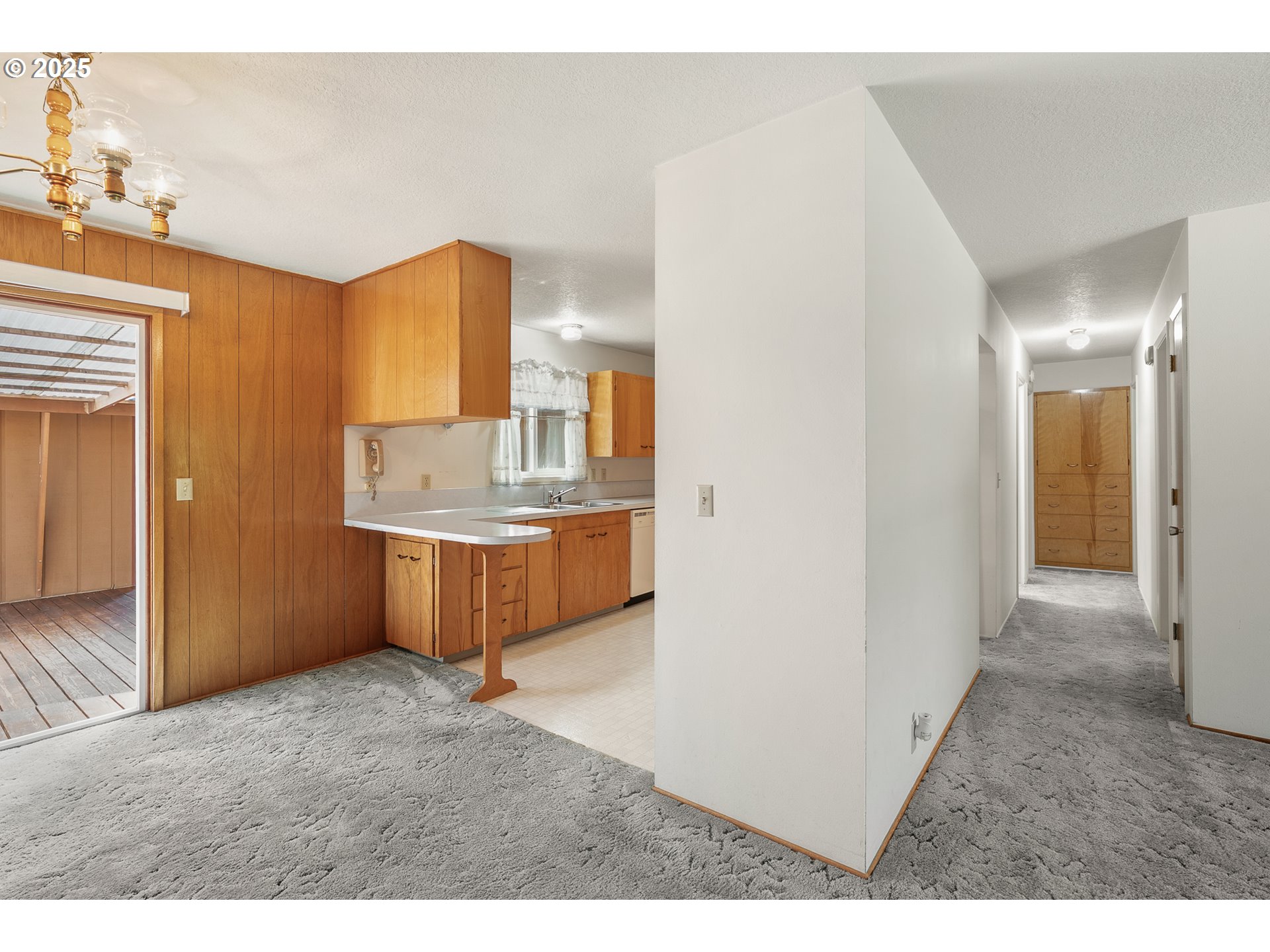 1088 Nopal Street Florence, OR 97439 - Photo 22 of 37 a bathroom with a sink mirror and a bath tub