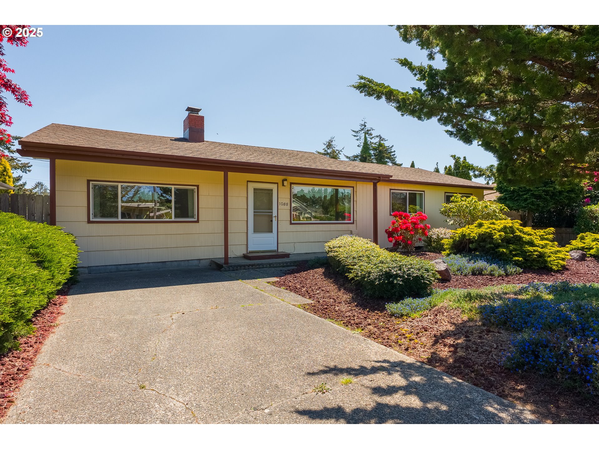 1088 Nopal Street Florence, OR 97439 - Photo 6 of 37 a front view of a house with garden