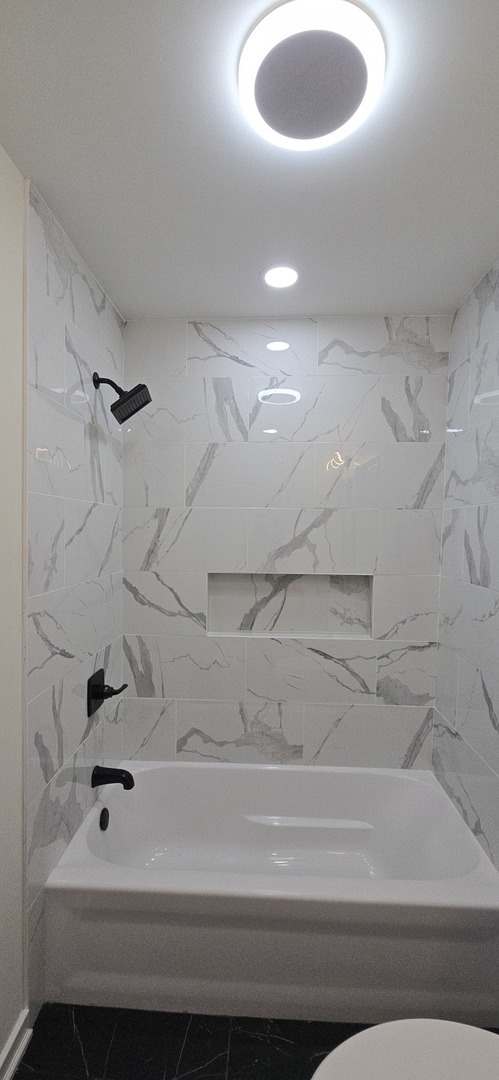 15407 Kenton Avenue Oak Forest, IL 60452 - Photo 14 of 20 a bathroom with a bathtub