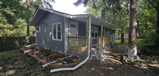 a view of a house with backyard