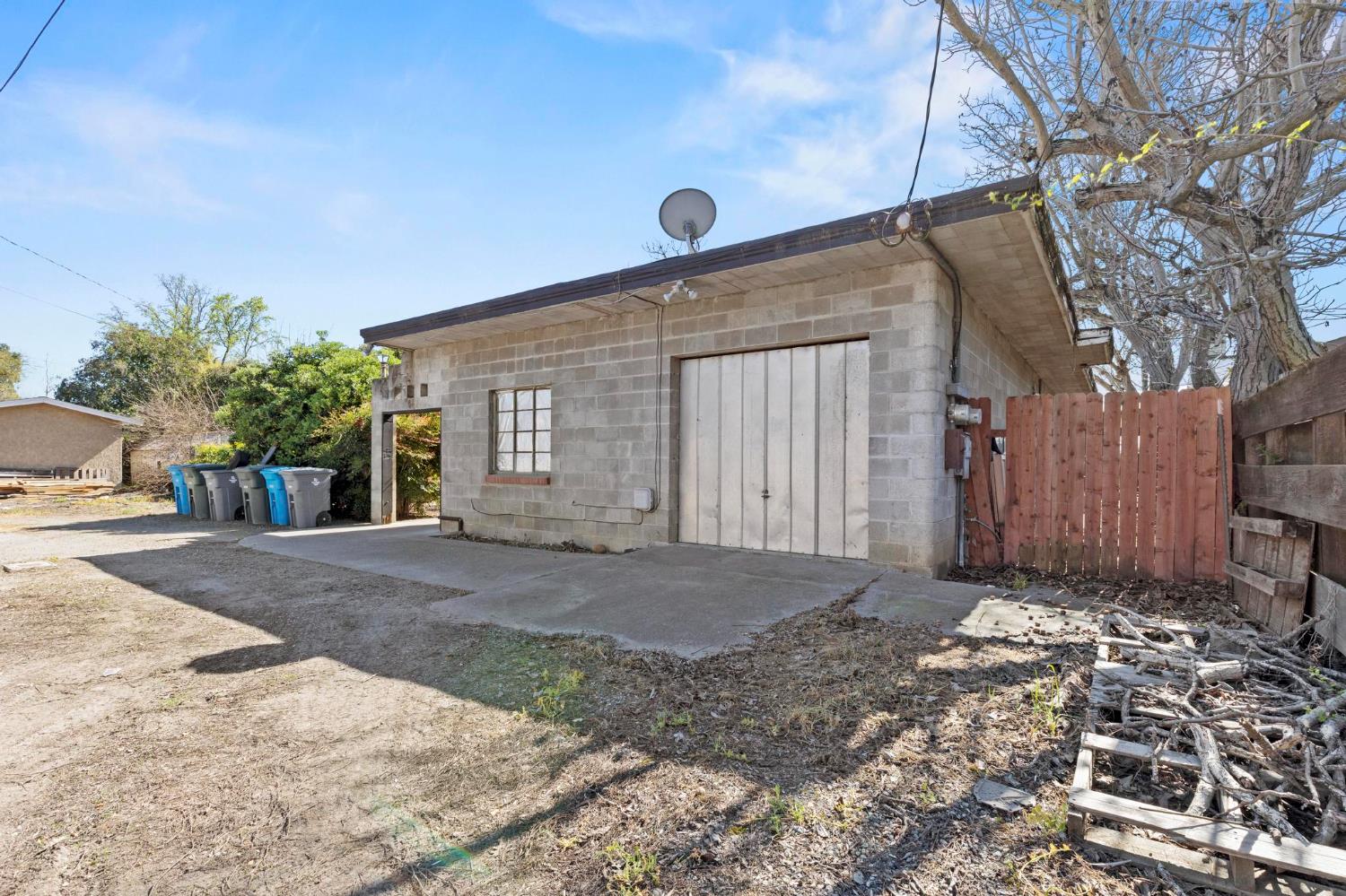 724 Webster Street Colusa, CA 95932 - Photo 41 of 48 a front view of a house with a yard