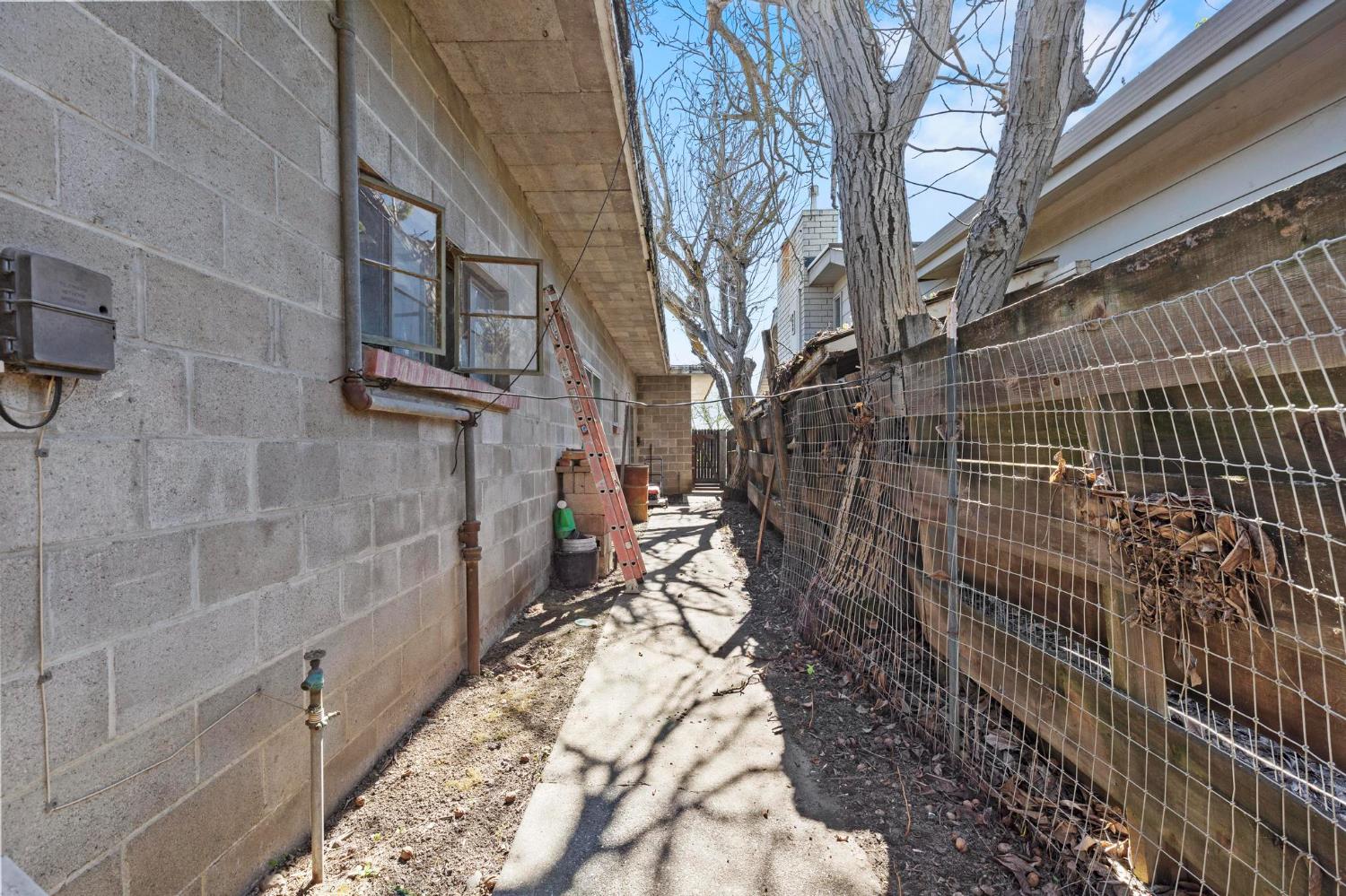 724 Webster Street Colusa, CA 95932 - Photo 42 of 48 a bathroom with a toilet and a shower
