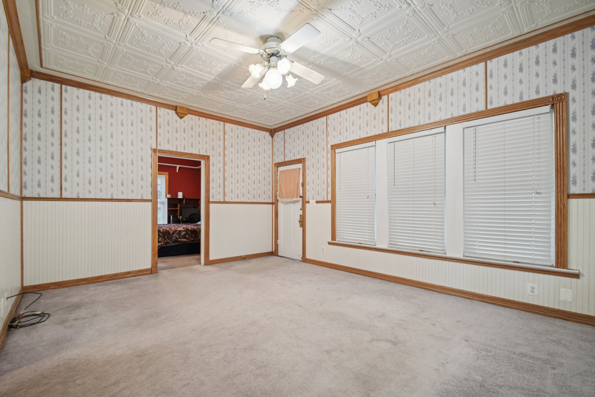 611 North Main Street Elgin, TX 78621 - Photo 5 of 26 an empty room with windows