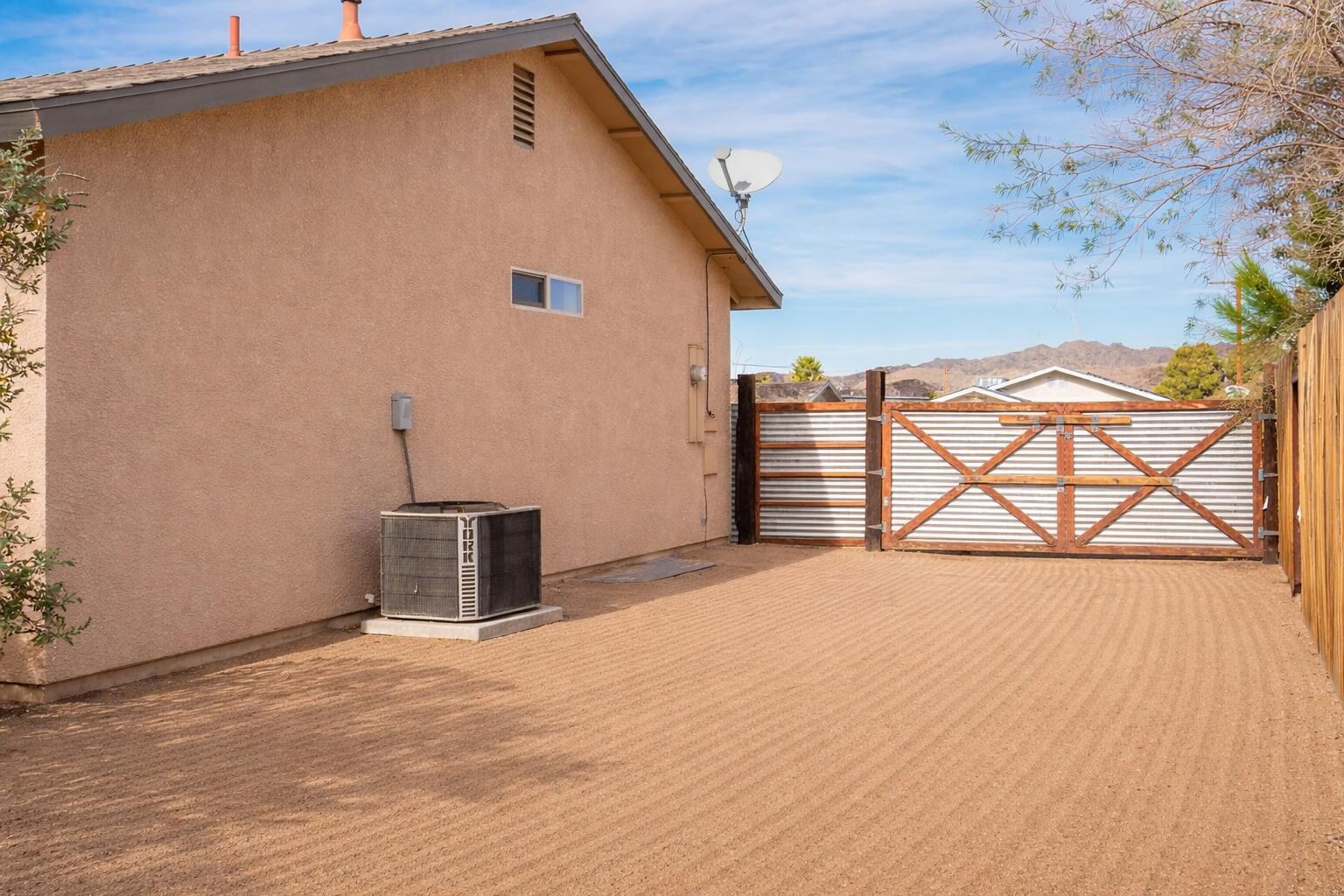 61869 Grand View Circle Joshua Tree, CA 92252 - Photo 31 of 34 Exterior side yard showing gate