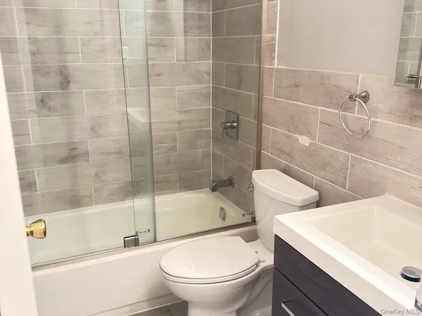 a bathroom with a bathtub and toilet