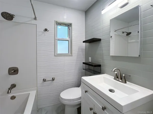 $3,200 | 246-17 Union Turnpike, Unit A | Glen Oaks