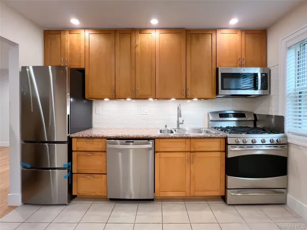 $3,200 | 246-17 Union Turnpike, Unit A | Glen Oaks