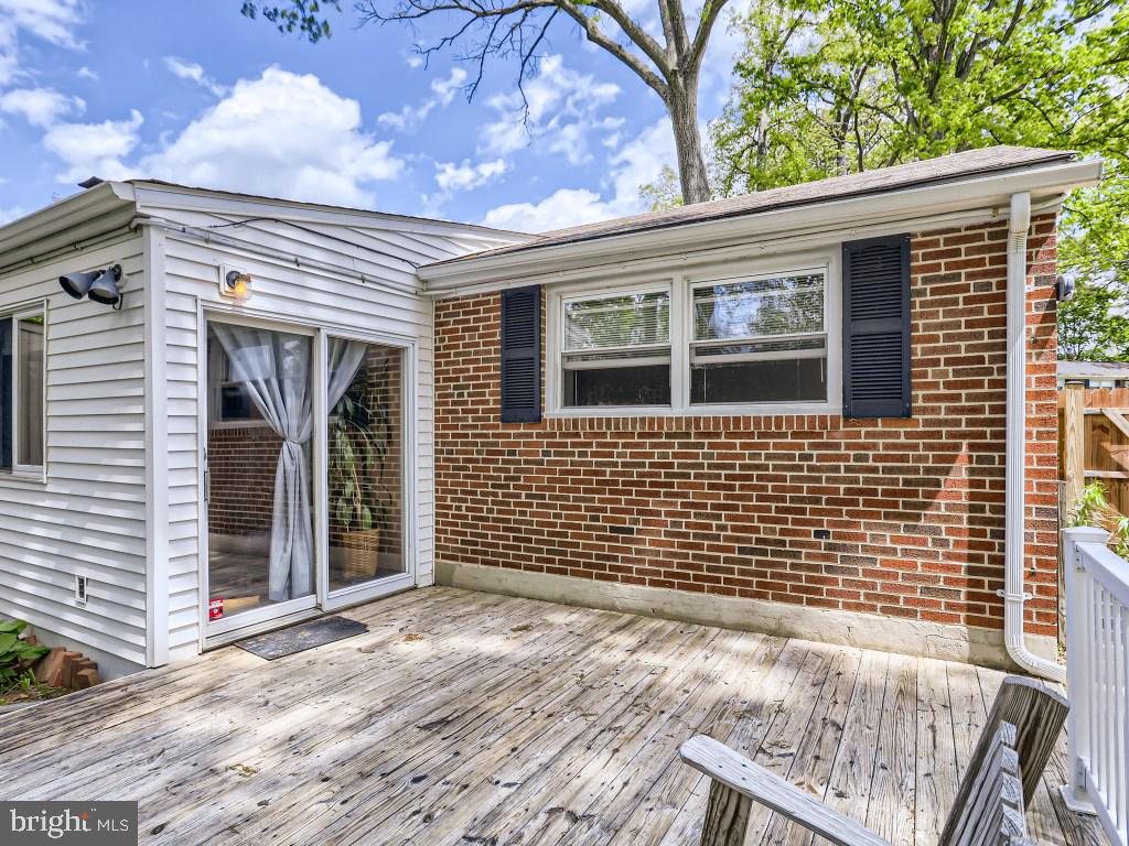 7732 Carter Road Sykesville, MD 21784 - Photo 22 of 27 Great deck for entertaining.