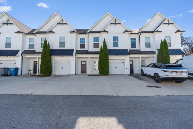 $2,100 | 8438 Brookmoor Lane, Ooltewah, TN 37363