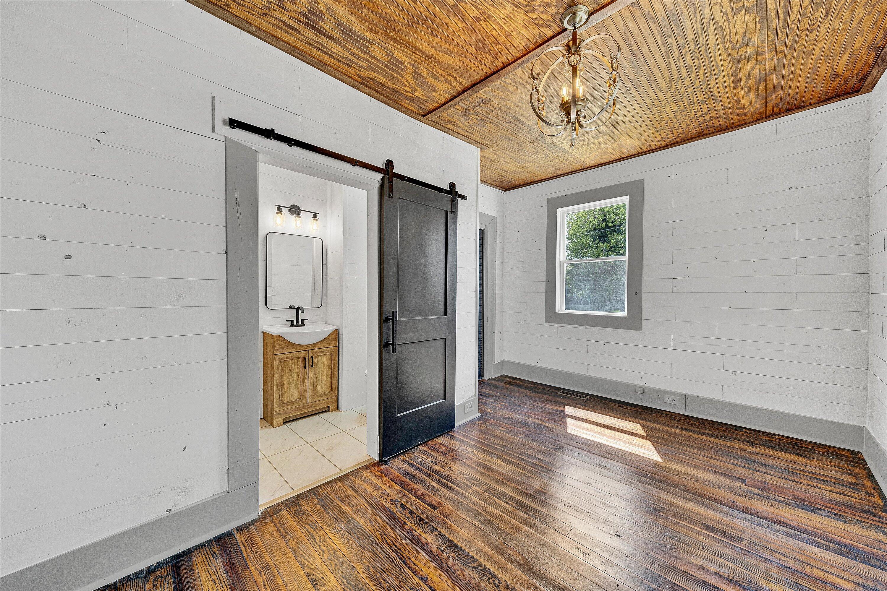 402 7th Street Salem, VA 24153 - Photo 14 of 32 a view of a hallway with wooden floor and a bathroom
