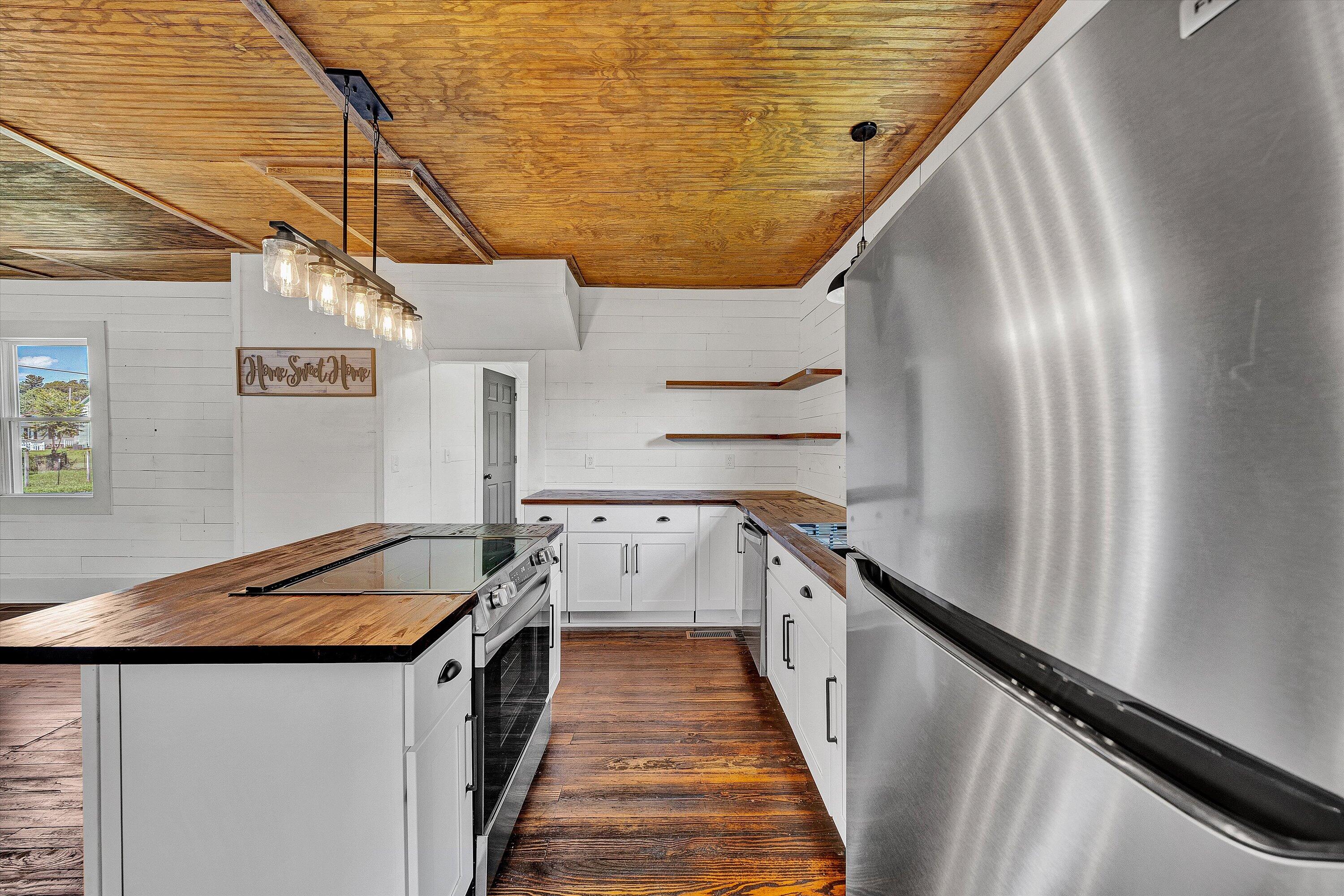 402 7th Street Salem, VA 24153 - Photo 8 of 32 a view of a balcony