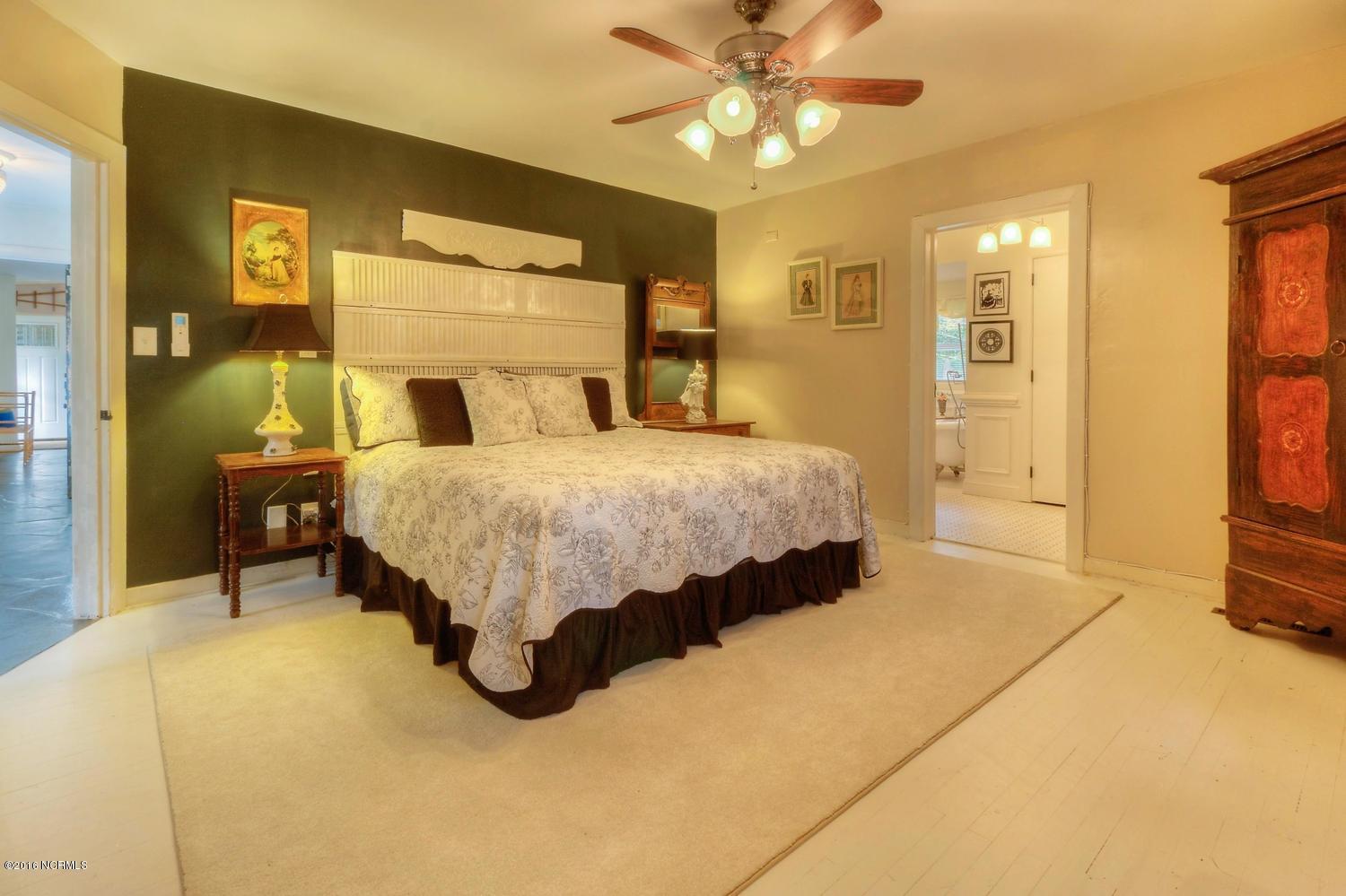 1703 Hawthorne Road Wilmington, NC 28403 - Photo 14 of 27 1703 Hawthorne Rd-large-015-34-Master Be