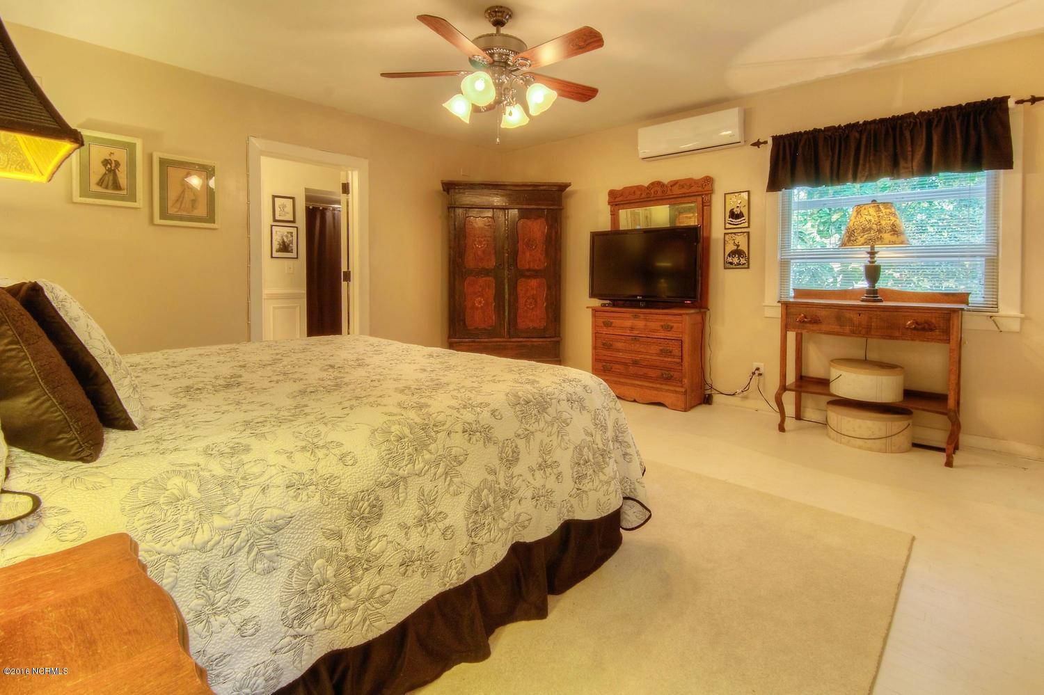 1703 Hawthorne Road Wilmington, NC 28403 - Photo 15 of 27 1703 Hawthorne Rd-large-016-43-Master Be
