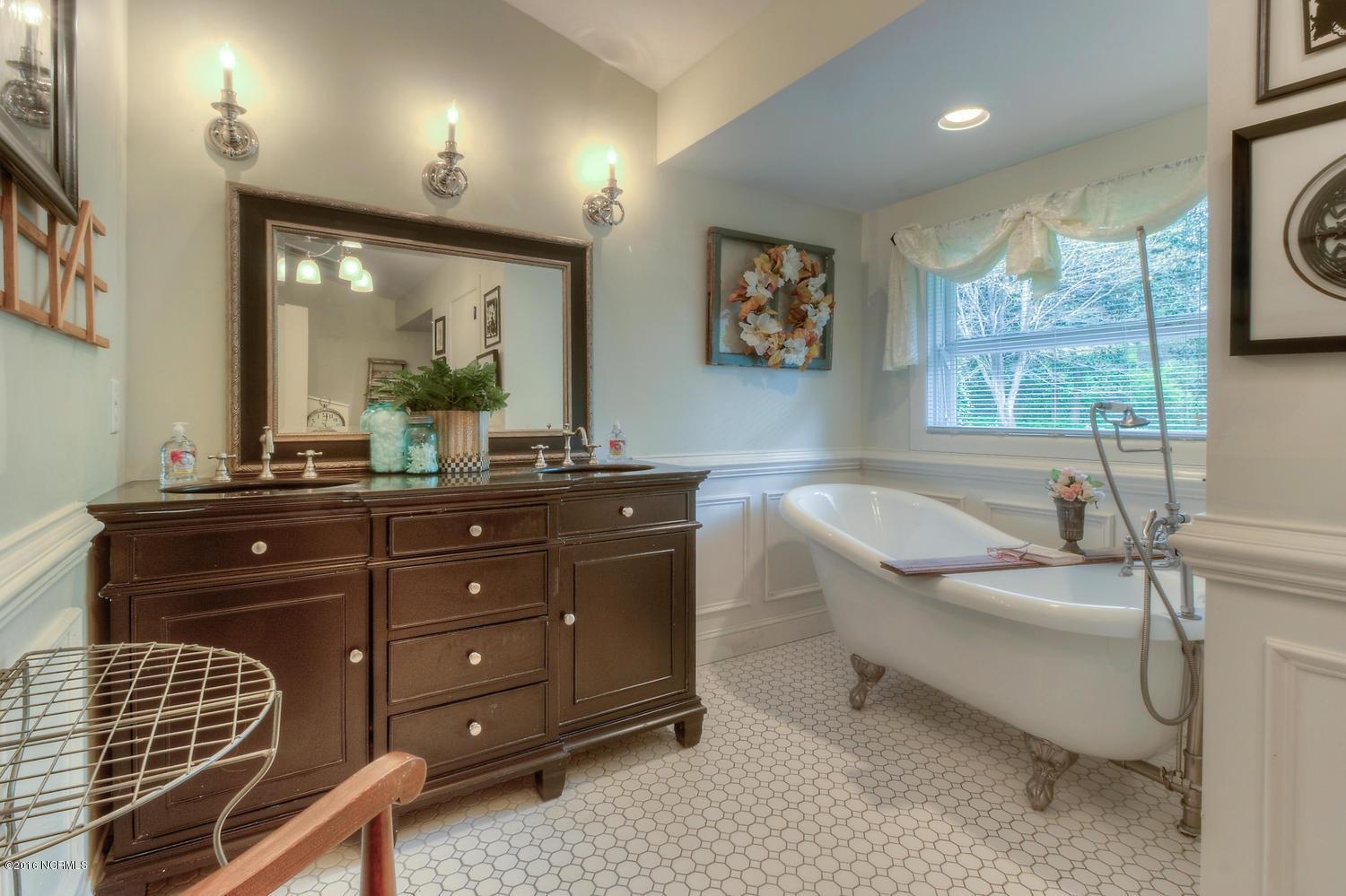 1703 Hawthorne Road Wilmington, NC 28403 - Photo 17 of 27 1703 Hawthorne Rd-large-018-40-Master Ba