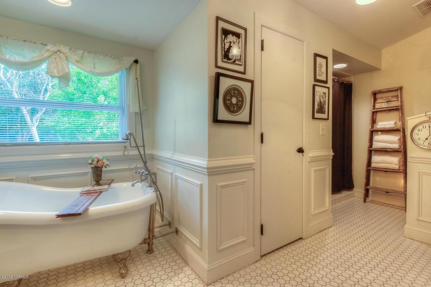 1703 Hawthorne Road Wilmington, NC 28403 - Photo 18 of 27 1703 Hawthorne Rd-large-019-38-Master Ba