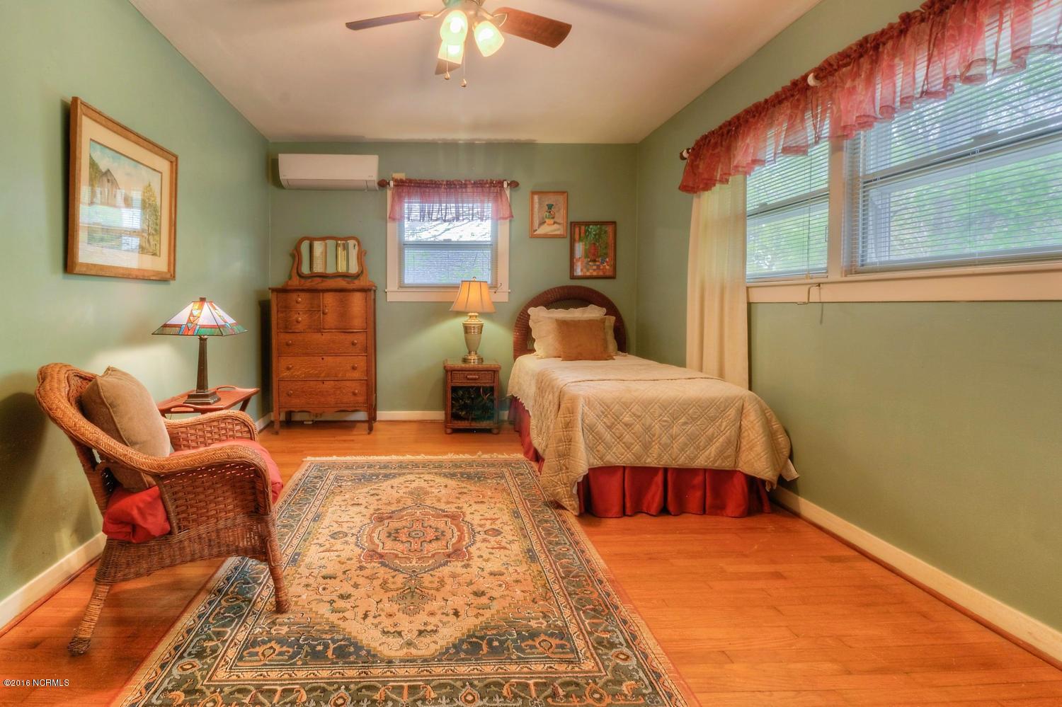 1703 Hawthorne Road Wilmington, NC 28403 - Photo 19 of 27 1703 Hawthorne Rd-large-020-22-Bedroom-1