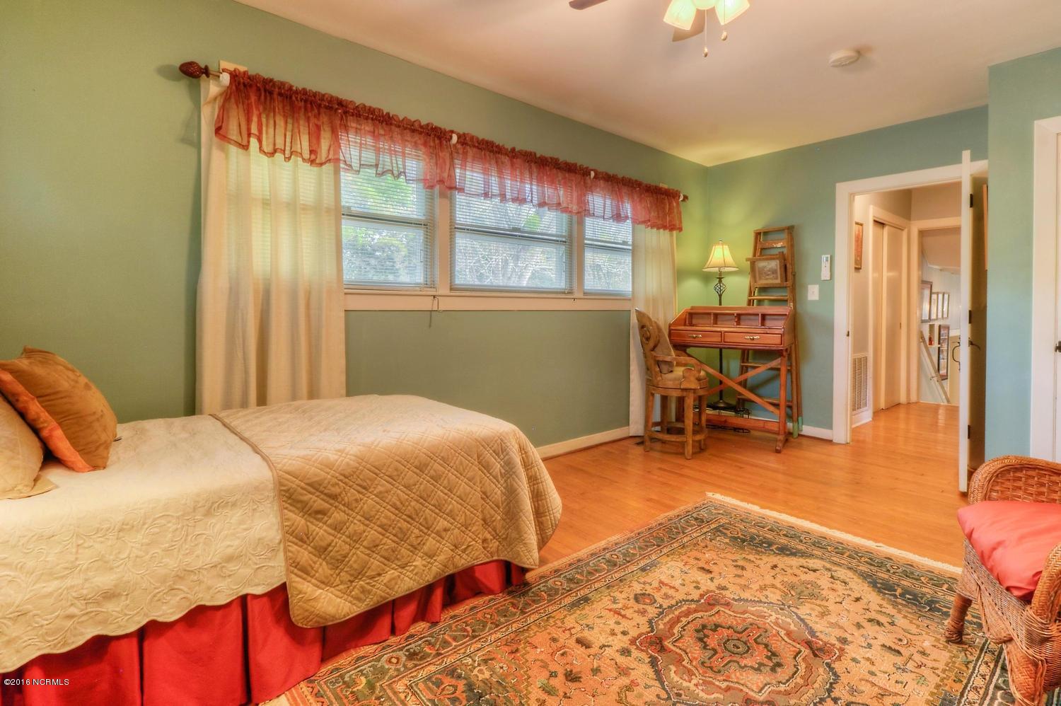 1703 Hawthorne Road Wilmington, NC 28403 - Photo 20 of 27 1703 Hawthorne Rd-large-021-27-Bedroom-1