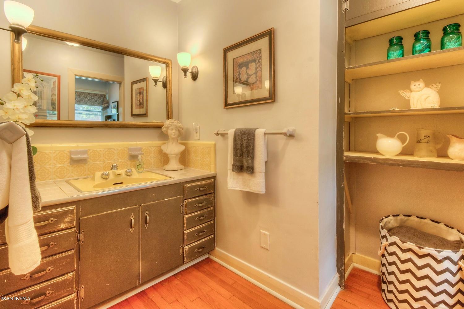 1703 Hawthorne Road Wilmington, NC 28403 - Photo 23 of 27 1703 Hawthorne Rd-large-025-24-Bath-1500