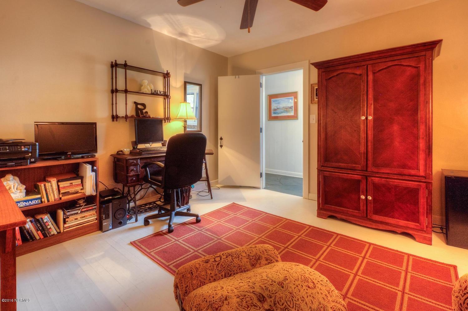 1703 Hawthorne Road Wilmington, NC 28403 - Photo 24 of 27 1703 Hawthorne Rd-large-026-29-Sitting R