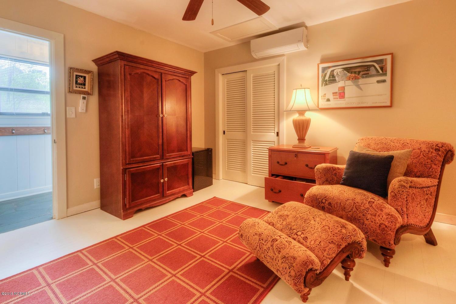1703 Hawthorne Road Wilmington, NC 28403 - Photo 25 of 27 1703 Hawthorne Rd-large-027-33-Sitting R
