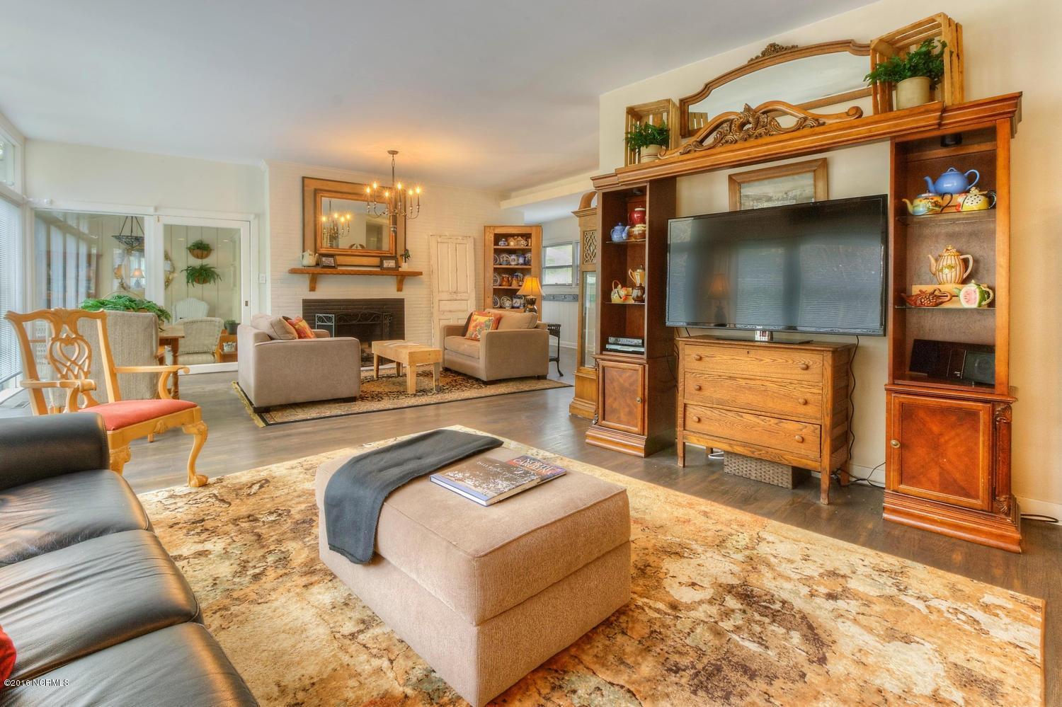 1703 Hawthorne Rd-large-007-10-Den-1500x