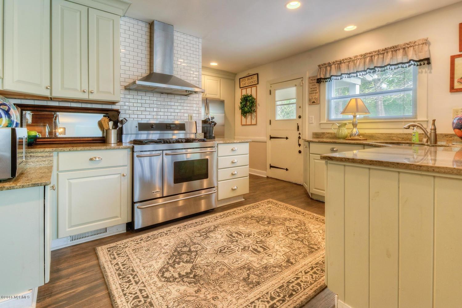 1703 Hawthorne Road Wilmington, NC 28403 - Photo 8 of 27 1703 Hawthorne Rd-large-008-12-Kitchen-1