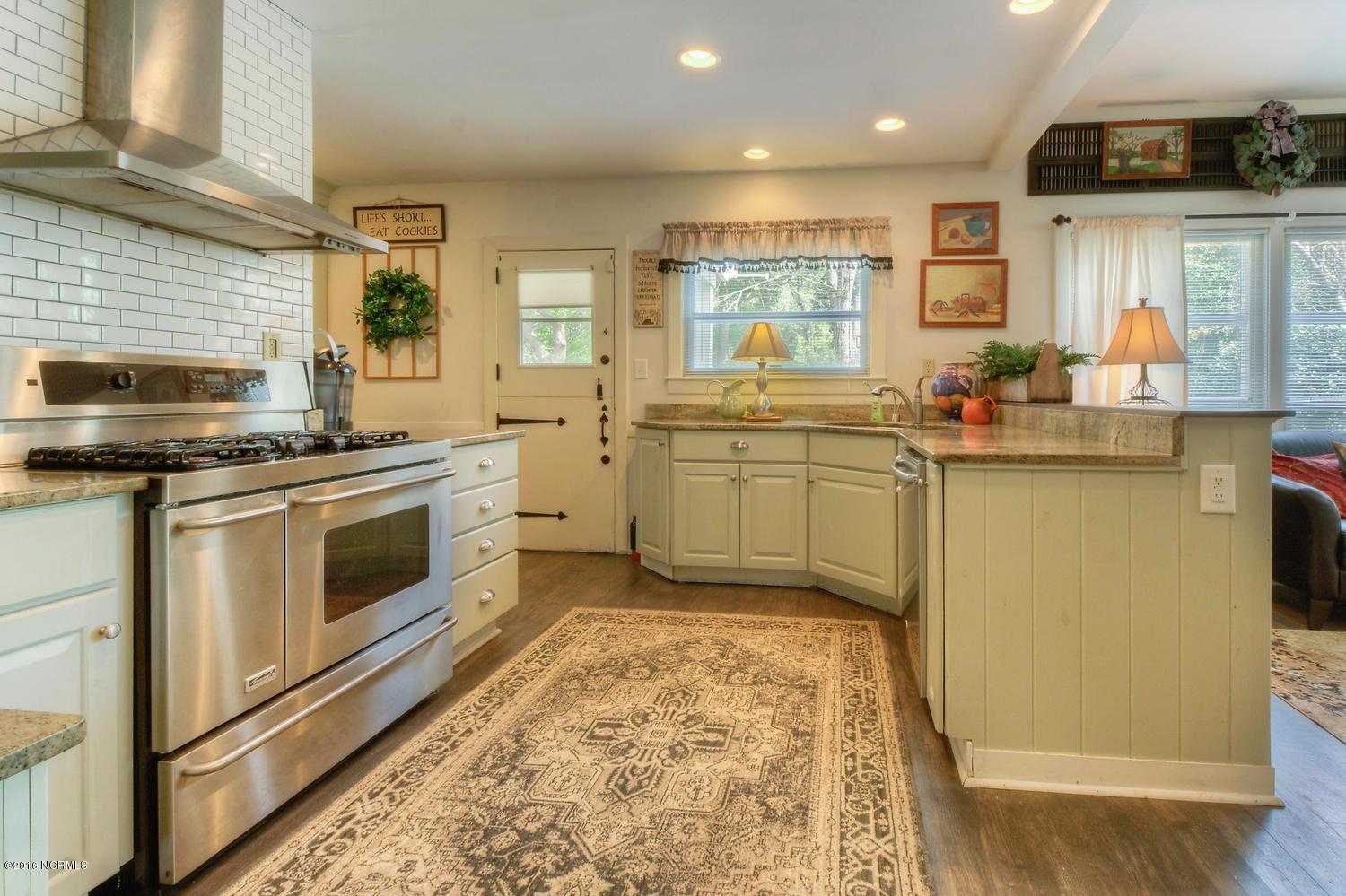 1703 Hawthorne Road Wilmington, NC 28403 - Photo 9 of 27 1703 Hawthorne Rd-large-009-17-Kitchen-1