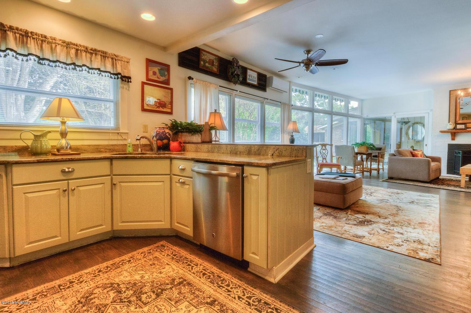 1703 Hawthorne Road Wilmington, NC 28403 - Photo 10 of 27 1703 Hawthorne Rd-large-010-13-Kitchen-1