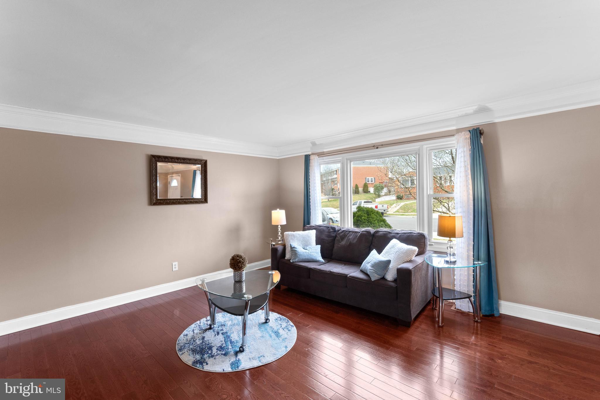 1049 Grovehill Road Baltimore, MD 21227 - Photo 3 of 27 Living Room