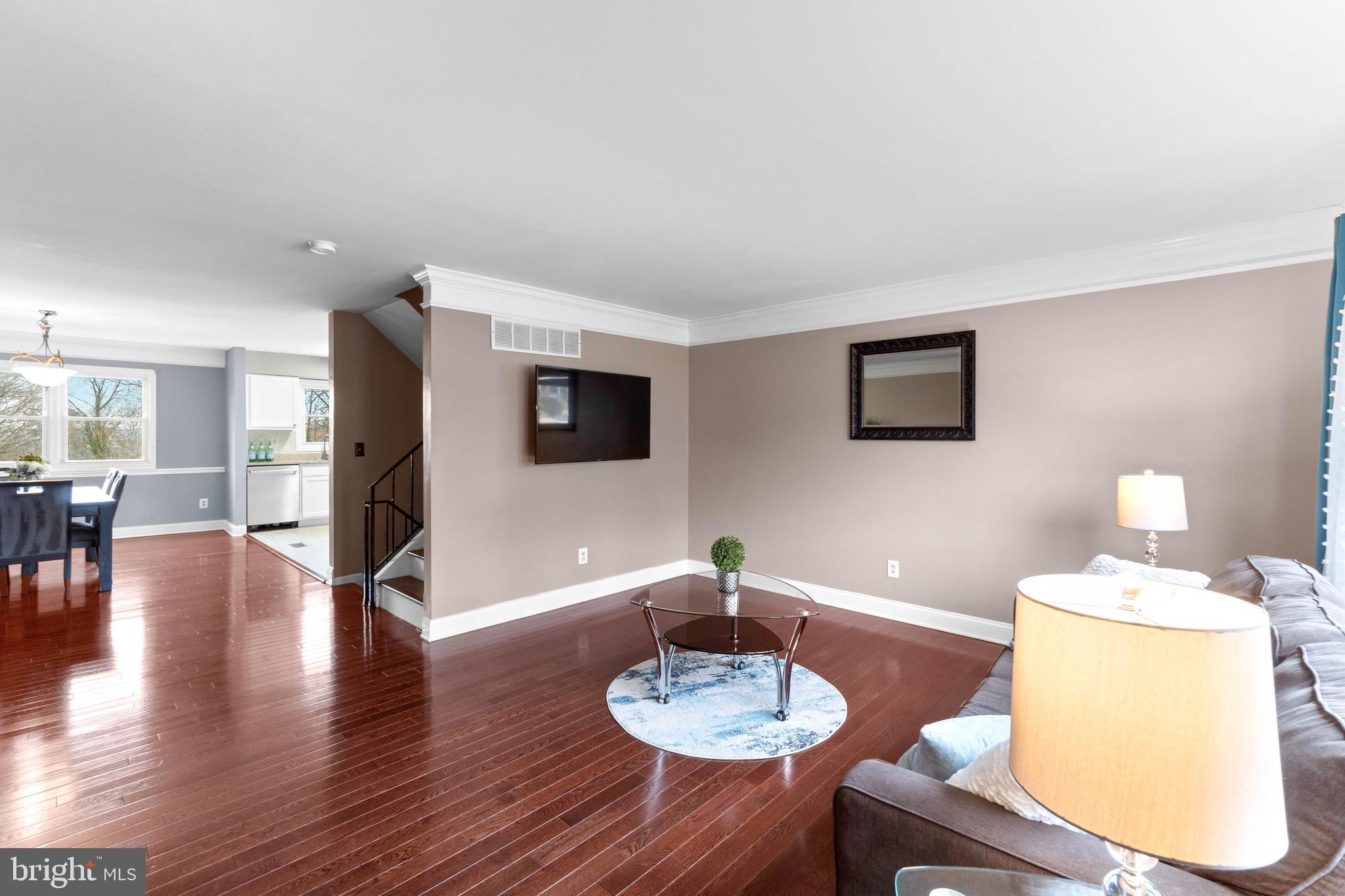 1049 Grovehill Road Baltimore, MD 21227 - Photo 4 of 27 Living Room