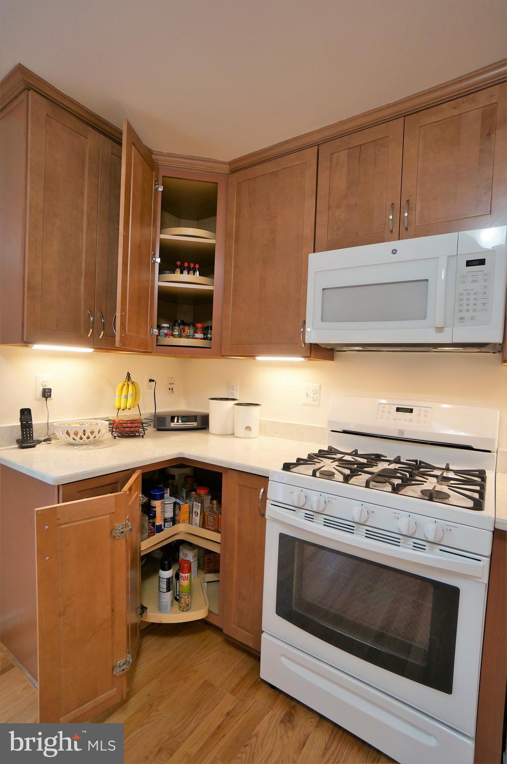 2000 Edgewater Parkway Silver Spring, MD 20903 - Photo 11 of 29 5-Burner Gas Range & Lazy Susan