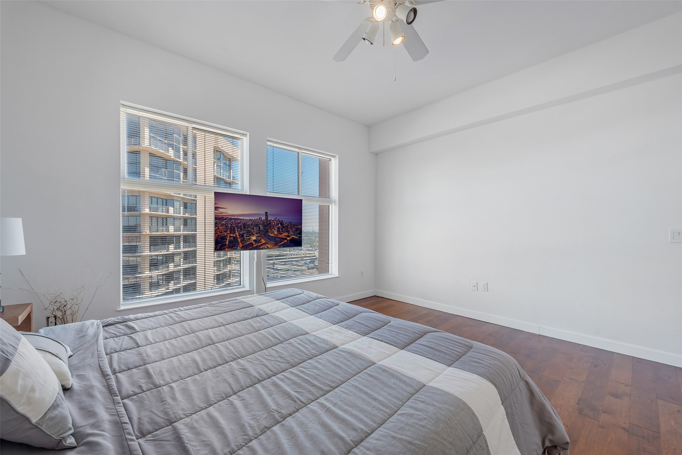 3505 Sage Road, Unit 2210 Houston, TX 77056 - Photo 18 of 40 Expansive, nearly floor-to-ceiling windows, flood the space with natural light and showcase stunning views.