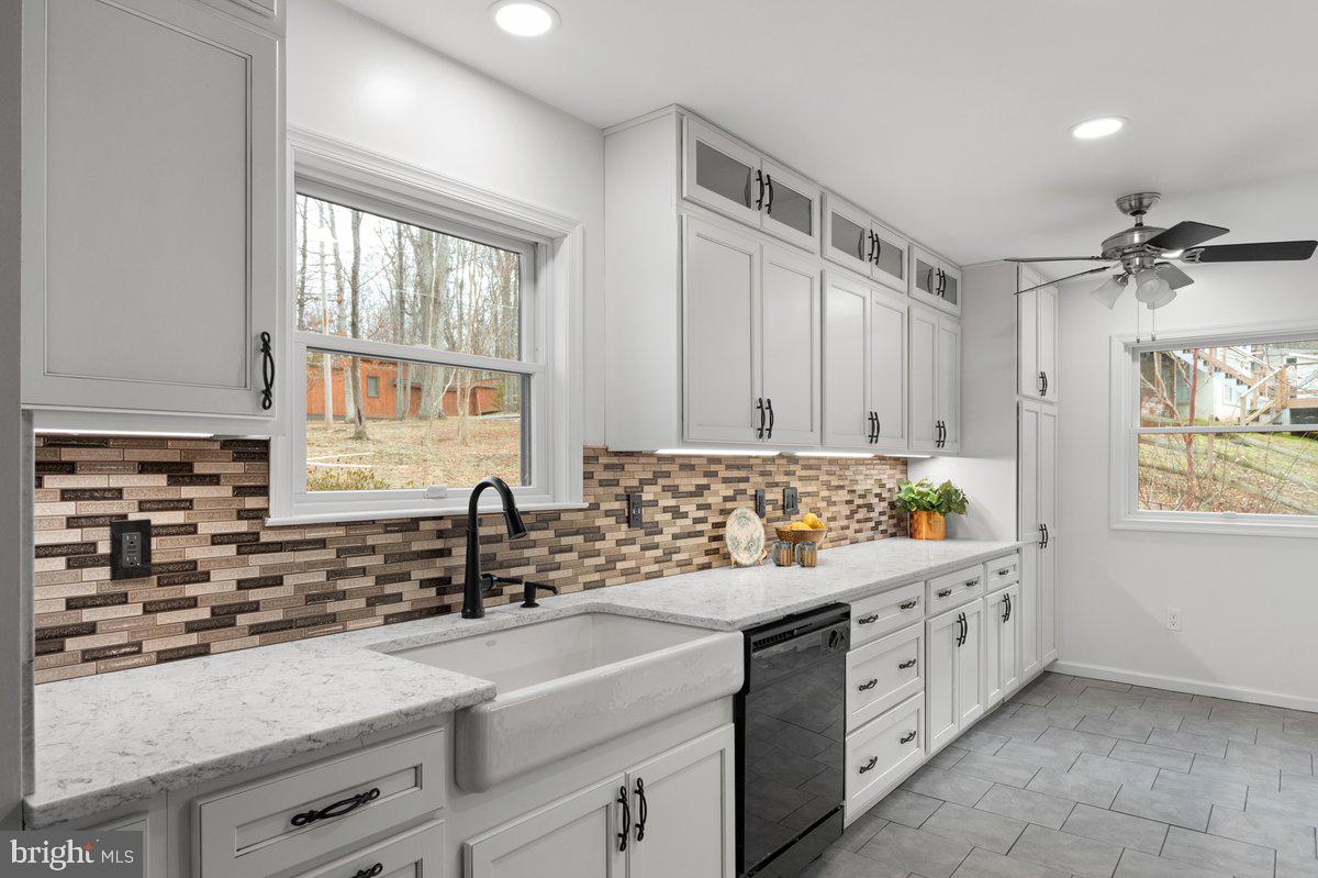 293 Sourmash Road Harpers Ferry, WV 25425 - Photo 14 of 30 NEW Kitchen! Upgrade Cabinets w/Pullouts & Quartz