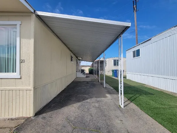 a view of a back yard