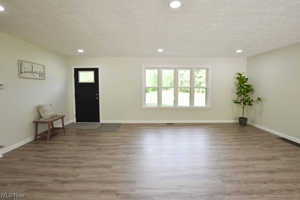 10081 Navarre Road Southwest Navarre, OH 44662 - Photo 2 of 34 Living Room
