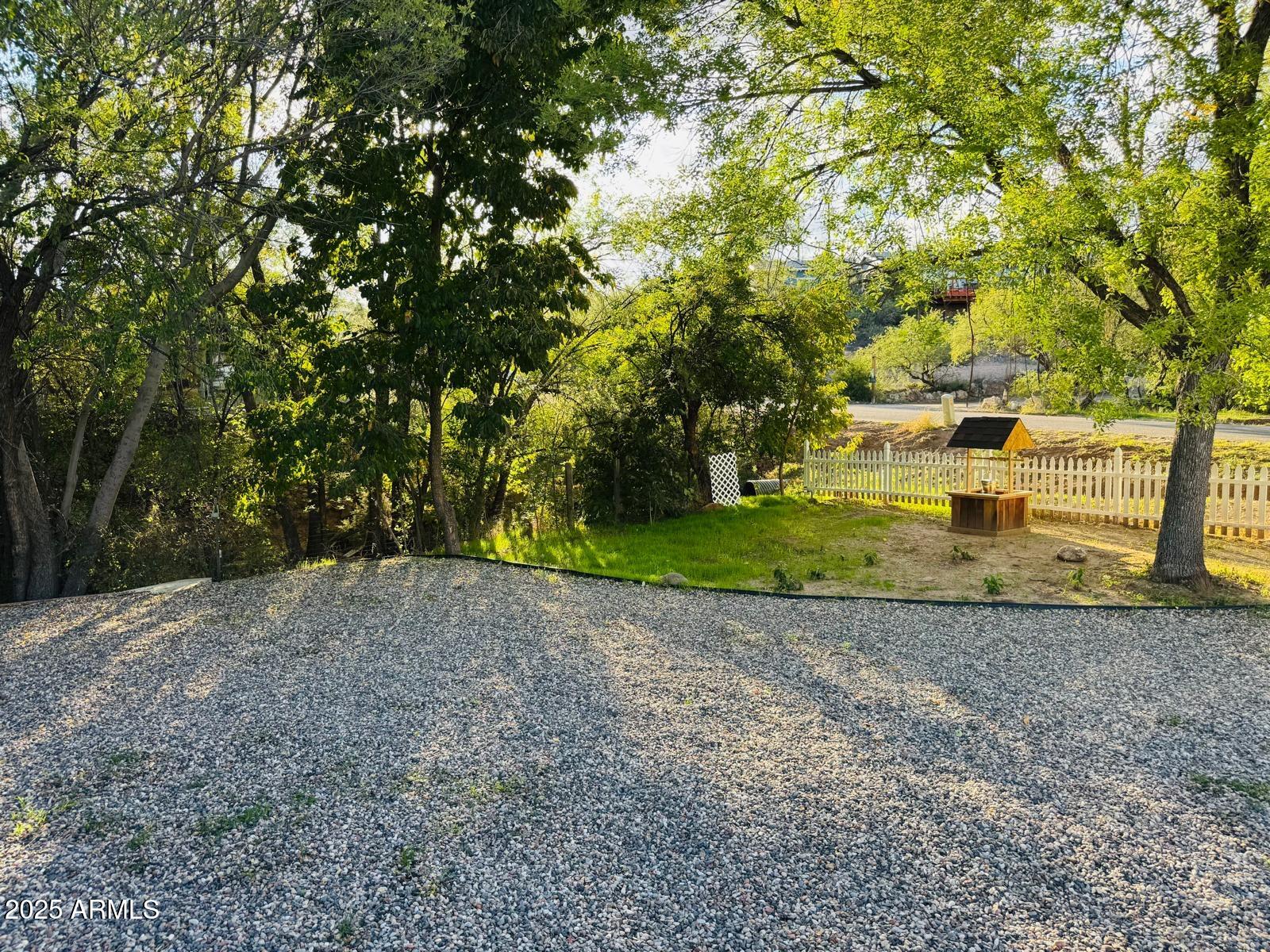 4035 East Goldmine Road Rimrock, AZ 86335 - Photo 19 of 40 a view of a yard with a house