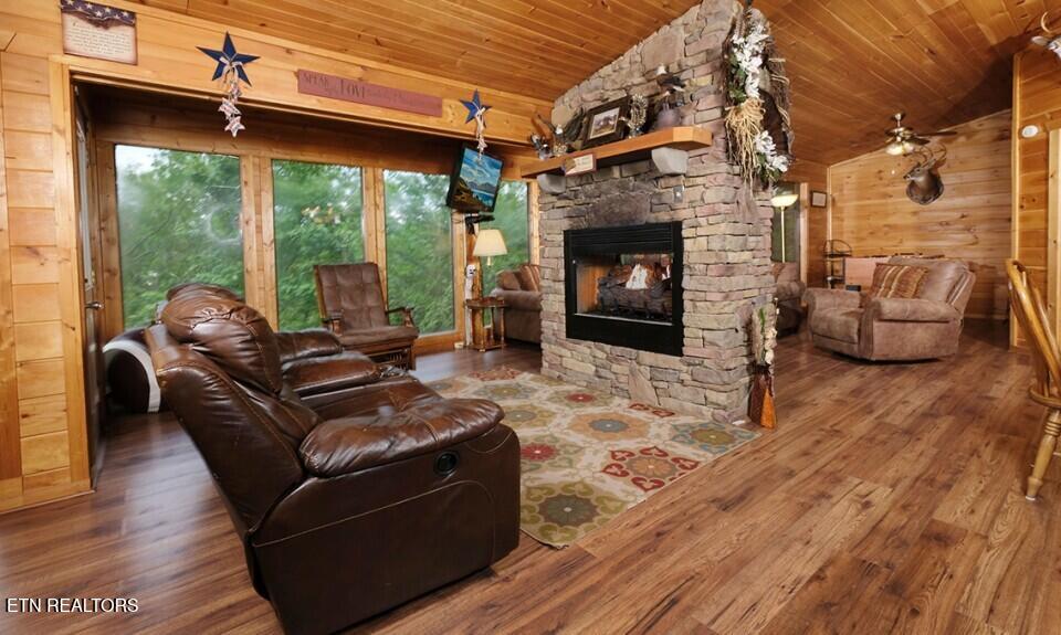 623 Iron Mountain Road Pigeon Forge, TN 37863 - Photo 2 of 45 pigeon-forge-cabin-rocky-top-living-room