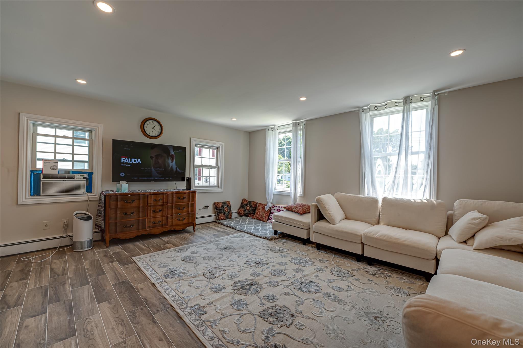 68 Nassau Road Huntington, NY 11743 - Photo 6 of 41 Second Floor Apartment - Living Room