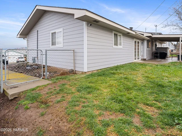 a view of a house with backyard and porch