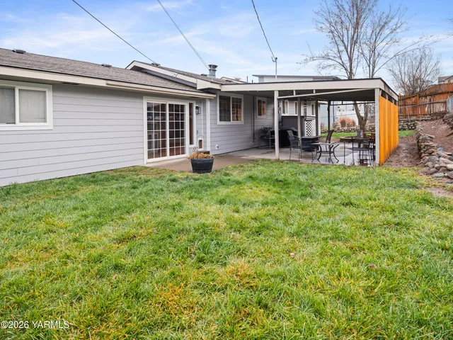 a view of a house with backyard and porch