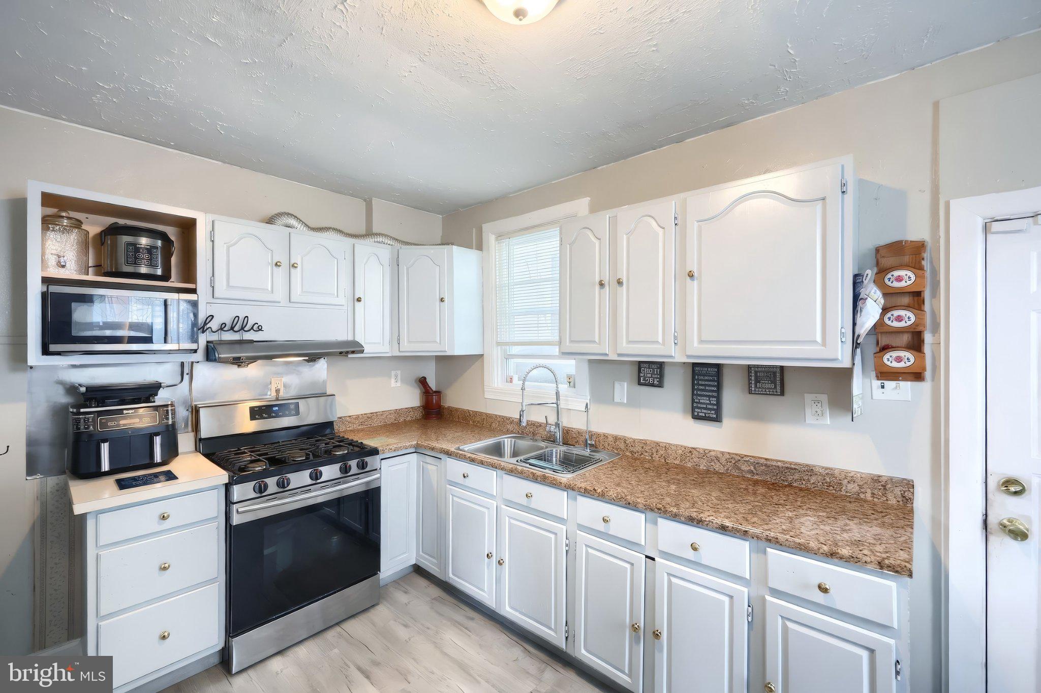 231 Harding Court York, PA 17403 - Photo 11 of 31 Charming kitchen with modern finishes.