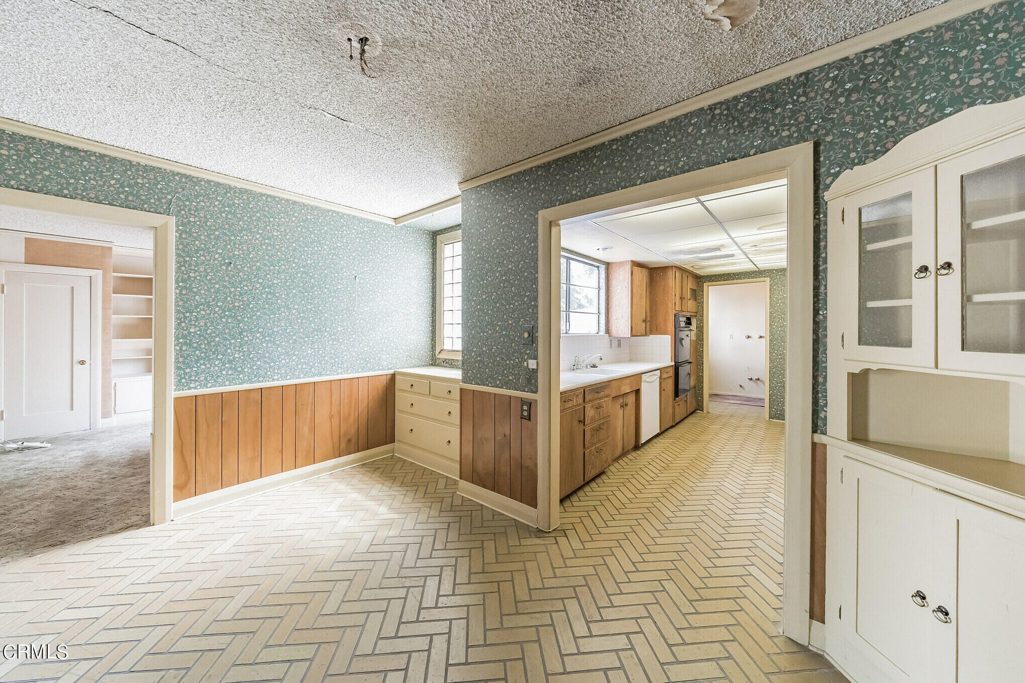 503 West Le Roy Avenue Arcadia, CA 91007 - Photo 11 of 33 a bathroom with a tub shower and mirror