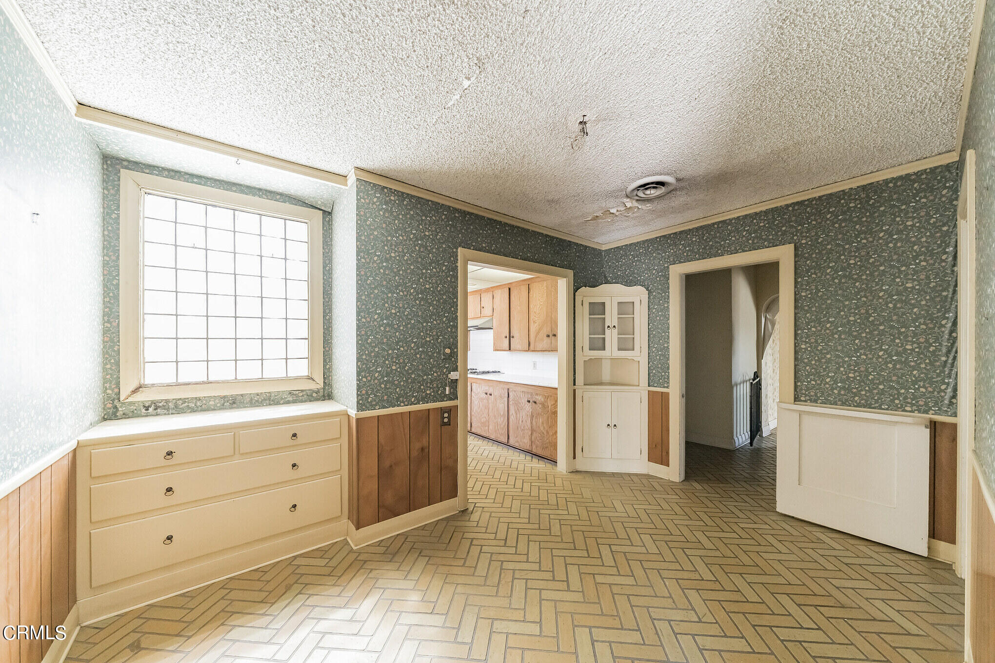 503 West Le Roy Avenue Arcadia, CA 91007 - Photo 10 of 33 a view of walk in closet with window