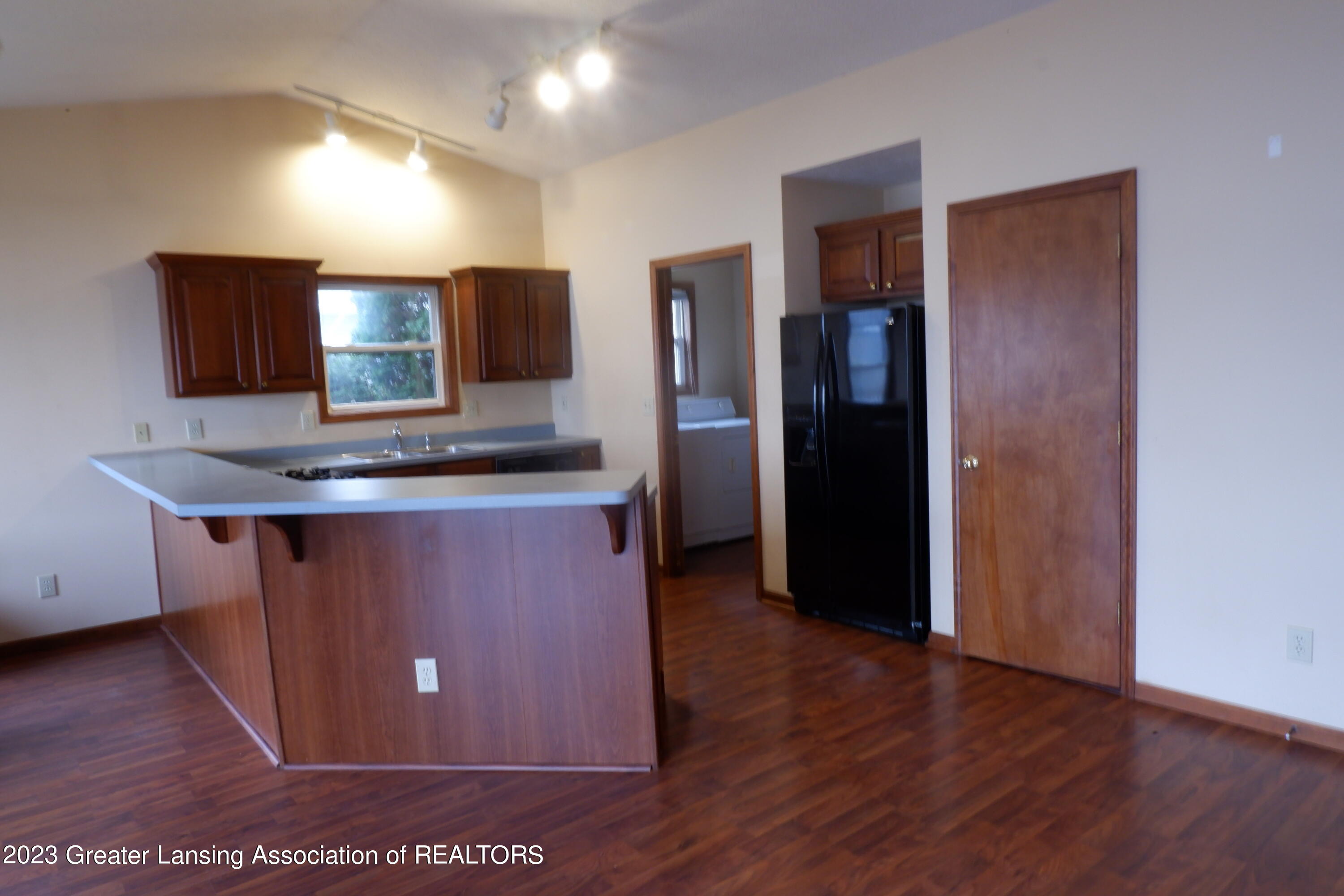9717 East Jason Road Laingsburg, MI 48848 - Photo 11 of 51 Breakfast bar at kitchen